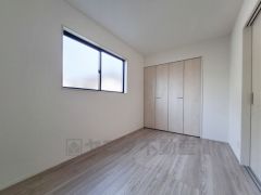 明るい光が差し込む洋室です。収納スペースが備わっているため室内をすっきりと保てます。シンプルな内装が幅広いインテリアに調和します。床材の色合いが落ち着いた雰囲気を演出しています。