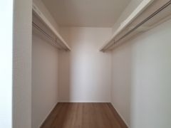 広々とした収納スペースが魅力的です。シンプルなデザインで使いやすさが考慮されています。しっかりとしたハンガーパイプ付きなので衣類の整理にも便利です。