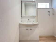 収納力のある三面鏡付き洗面台。身支度もスムーズに整います。