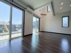 リビングは開放感にあふれ天井の高さが印象的です。大きな窓から明るい日差しが差し込み室内全体を爽やかに演出します。スッキリとした内装でコーディネートの自由度も高めです。