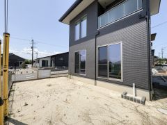 日当たりの良い庭スペースが広がっています。シンプルな外観と調和した使いやすい庭です。フェンスで囲われているので安心してご利用いただけます。お手入れもしやすい設計となっています。
