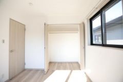 ナチュラルな木目調のドアとクローゼットが室内に調和しています。大きめの窓から光が差し込み収納スペースも明るい雰囲気です。室内がすっきりとした印象になります。