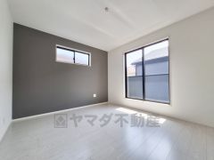 大きな窓から光が差し込む明るく開放感のある洋室です。壁の一部がアクセントカラーになっておりシンプルなデザインが魅力です。