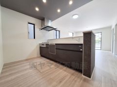 明るさが感じられるキッチンです。シンクやコンロが広めに配置されており作業がしやすい設計です。収納スペースが多く整理整頓も簡単です。