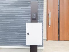 スタイリッシュなデザインのポストが設置されています。インターホンも一体型で玄関まわりがすっきりとしています。モダンな外観と調和しやすい色合いです。