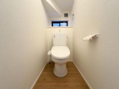 明るい色合いの壁と床が空間をすっきりと見せてくれるトイレです。窓があり換気もスムーズです。窓から自然光も入るので快適にご利用いただけます。