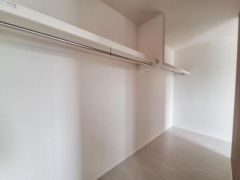 シンプルなデザインの収納スペースが広がります。ハンガーパイプが2列設置されており衣類を整理しやすい仕様です。奥行きがあり様々なアイテムをまとめて収納できます。