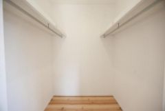 シンプルで使いやすいデザインの収納スペースです。奥行きがあり多くのアイテムをすっきりと整理できます。壁面にはハンガーパイプが設置されており衣類の収納に便利です。