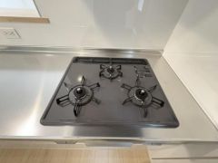 三口ガスコンロを備えたキッチンは調理がスムーズに行えます。カウンターは広々しており作業スペースも確保されています。ステンレス素材のためお手入れも簡単です。シンプルなデザインで空間に調和します。