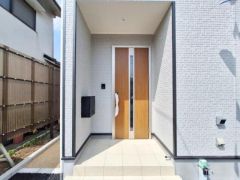玄関スペースは明るくシンプルなデザインが際立ちます。玄関ドアの木目調がアクセントになっています。手入れのしやすい床材が使われています。落ち着いた印象の外壁と調和した玄関です。