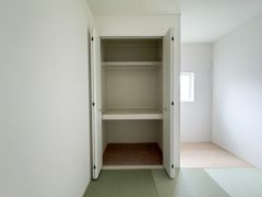 和室にもゆとりのある収納スペースがあります。