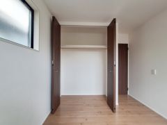 収納スペースがしっかり確保されています。扉付きで使いやすい仕様です。開口部が広く収納物の出し入れがスムーズに行えます。室内がすっきりと片付きやすい設計です。