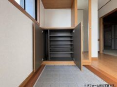扉付きのシューズボックスを備え、玄関まわりをすっきりとした印象に。棚数も多く、ご家族の靴をまとめて収納できます。