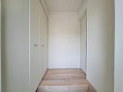 玄関は明るく広々としたスペースが広がっています。白を基調としており清潔感があります。収納も充実しているので空間をすっきりと見せてくれます。