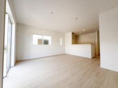 シンプルで清潔感のあるリビングです。窓から光が差し込み明るい空間になっています。床にはナチュラルな色合いが採用されておりどんなインテリアにも合わせやすいです。開放感のある間取りが印象的です。