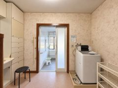 アクセントクロスが空間の雰囲気をおしゃれに演出。 収納スペースも充実しており日用品の整理がしやすいです。