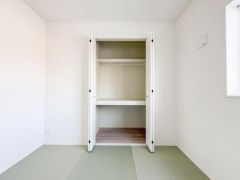 シンプルな和室が特徴的です。収納スペースも付いており物の整理がしやすい造りです。やさしい光が差し込む明るい空間です。落ち着いた雰囲気の和室でさまざまな用途にご利用いただけます。