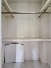 シンプルな造りで空間を有効に活用できる収納です。2本のハンガーパイプが設置されており上段には棚も備わっています。奥行きもしっかりと確保されています。