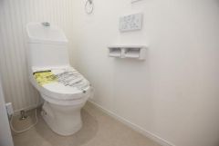 清潔感のあるホワイトが基調のトイレです。壁面にリモコンがあり操作がしやすい設計となっています。トイレットペーパーホルダーが二連式で便利です。空間にゆとりがあり使い勝手も良好です。