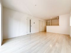 明るく広々とした約17帖のLDK。家族が自然と集まる開放的な空間。