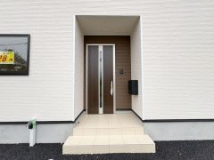 雨の日でも安心な屋根付きの玄関ポーチです。