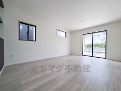 大きな窓から光が差し込む明るいリビングです。白を基調とした内装が開放感を演出しています。フローリングがナチュラルな印象です。窓が2面あり通風もしっかり確保できます。ゆとりある空間が広がっています。