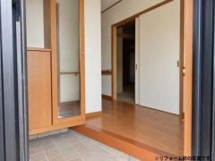 段は低く、段差部分も広めに確保されています。シューズボックスが備え付けられており整理整頓しやすく、空間をすっきりとみせてくれます。