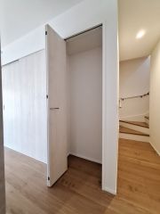 シンプルなデザインの収納スペースが設けられています。すっきりとした印象でお部屋の雰囲気になじみます。扉の開閉もスムーズで使いやすさを感じられます。