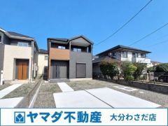 シックなブラックの外壁に、あたたかみのある木目調がおしゃれに映える新築戸建です。陽当たりも良好で、モダンかつ落ち着いた雰囲気が魅力。新しい暮らしのスタートにふさわしい邸宅をぜひ現地でご体感ください。