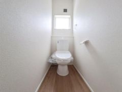 明るい光が差し込む窓付きのトイレです。シンプルな内装で清潔感があります。使いやすい配置で落ち着いた雰囲気が演出されています。床材はお手入れもしやすく衛生的です。