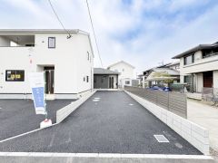 駐車場は4台駐車できます。