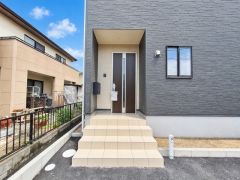 シンプルなデザインの玄関は清潔感のある明るいタイルが印象的です。玄関ドアは縦長のガラスパネルが施されており採光にも配慮されています。ゆとりのある玄関まわりです。
