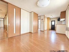 リビングは開放感ある空間設計となっております。木目調のフローリングが温かみを与えています。採光にも配慮されており日中は明るさが感じられます。室内の動線もスムーズに確保されています。