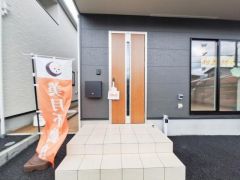 スタイリッシュなデザインの玄関が住まい全体に落ち着いた印象を与えます。玄関アプローチはゆとりがあり毎日の出入りがスムーズです。モダンな色合いが外観を引き締めています。