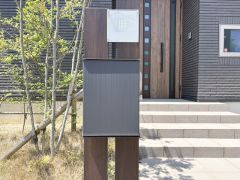 スタイリッシュな外観の門柱が玄関前に設置されています。モダンなデザインが建物と調和し洗練された印象を与えます。玄関までのアプローチも広々としています。