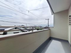 開放感のあるバルコニーが備わっています。バルコニーからの見晴らしも良好です。しっかりとした手すりが設置されていますので安心です。屋根付きで急な天候変化にも対応できます。
