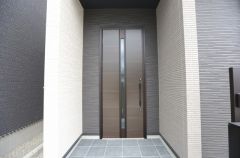 スタイリッシュな玄関ドア