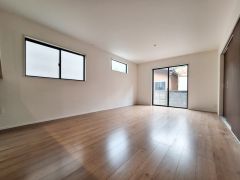 リビングは大きな窓から自然光がたっぷり入り室内が明るく感じられます。開放感のある広々空間でシンプルな内装が特長です。スッキリとした印象で家具のレイアウトも楽しめます。快適な時間を過ごせるリビングです。