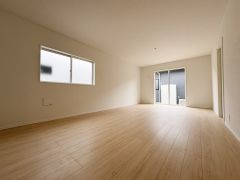 大きな窓からは自然光が入ります。