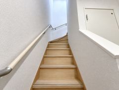 手すり付き、窓もあり明るい階段です