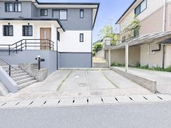 前面道路からの出入りもスムーズに行えます。