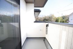 バルコニーは清潔感のある明るい空間です。しっかりとした壁に囲まれており落ち着いたプライベート空間となっています。手すり部分に物干し金具が設置されていて便利です。