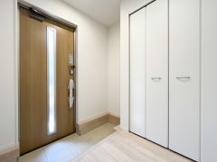 大容量のシューズボックスを備えた玄関。家族全員の靴もスッキリ収納。