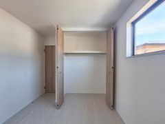 シンプルで使いやすい収納スペースが備わっています。扉付きのクローゼットでお部屋がすっきりします。大きな窓から自然光がたっぷり入り明るい印象です。棚もあり整理整頓がしやすい仕様です。