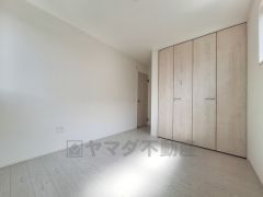 明るい光が差し込む洋室で室内はナチュラルな色合いに仕上げられています。大きなクローゼットがあり収納スペースも充実しています。シンプルな内装でお好みに合わせて使いやすい空間です。