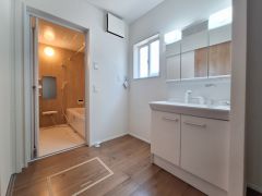 明るい照明と大きな鏡が特徴の洗面台・洗面所です。浴室と隣接しており動線がスムーズです。収納力のある洗面台で日用品もすっきり保管できます。清潔感のある空間が広がっています。