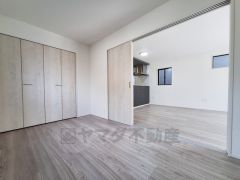 洋室はナチュラルな色合いのフローリングが印象的です。引き戸で空間の使い方に幅が出ます。収納スペースが広く使いやすいです。