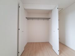シンプルで使いやすい収納スペースが備わっています。奥行きがあり収納力もしっかり確保されています。棚が付いているため整理整頓もしやすいです。