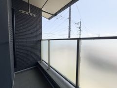 半透明のガラスパネルが設置されており外からの視線をやわらげる設計です。モノトーン調の壁面が空間を引き締めます。屋根付きなので天候の影響も受けにくい造りになっています。