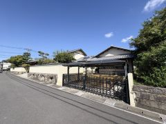 屋根付きの駐車場が備わっており車を直射日光や雨から守ることができます。門扉付きで防犯面も考慮されています。道路に面しているため車の出し入れもスムーズです。周囲は落ち着いた住宅街の雰囲気です。